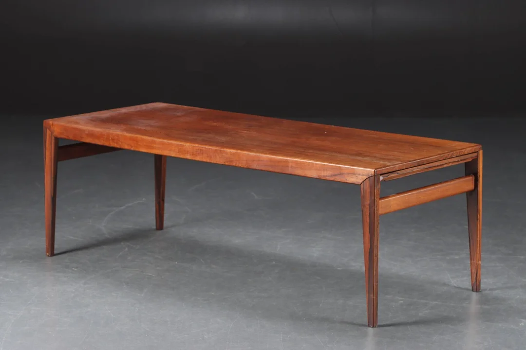 Johannes Andersen, tilskrevet. Rektangulært sofabord af palisander og sort formica, 1960'erne — Furniture/Coffee tables, occasional tables — Lauritz