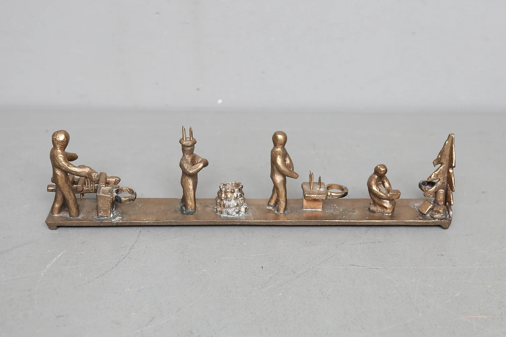 ROLF DE VAL. skulptur/adventsljusstake, bronserad metall, "Justid-justid", signerad, daterad och numrerad. — Sculptures & Bronzes — Gomér & Andersson Linköping