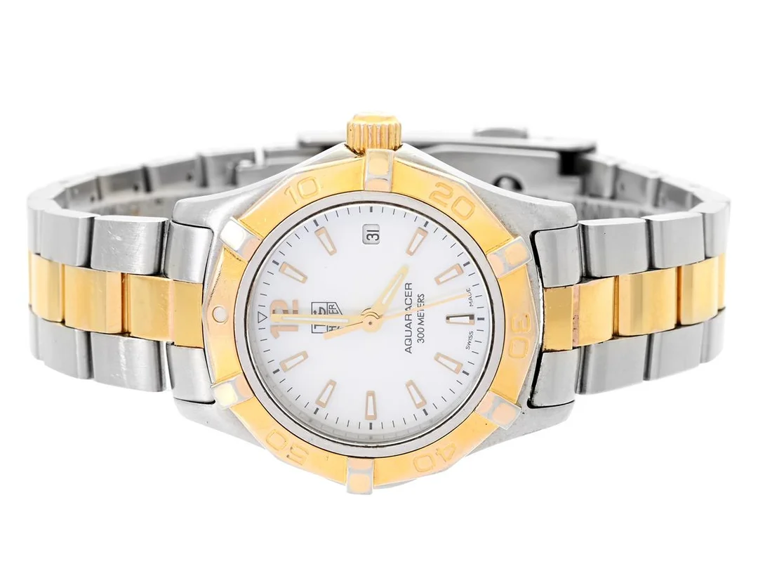 TAG HEUER, Aquaracer (300 Meters), Serie nr. RUN6595, Ref nr. WAF1424.BB0825, Boett nr. WAF1424, damur, 27 mm, bicolour, quartz, safirglas (repor/nagg), datum, pärlemorurtavla, skadad urtavla, originallänk, viklås, Ref nr. FAB015-G-Y1/3112 G, längd 165 mm, ca 2010. — Klockor/Tag Heuer — Kaplans