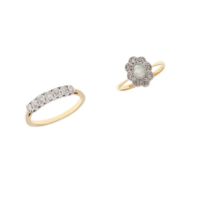 AN OPAL AND DIAMOND CLUSTER RING.
