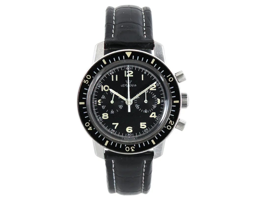 LEMANIA, s.k. "Viggen", kronograf, herrur, 42 mm, Cal 1872, Serie nr. 2798537, Nr. 142, Boett nr. 817, stål, manuell, plexiglas, ("Tre kronor" M 3440 051010), läderband, ca 1970. — Klockor/Lemania — Kaplans