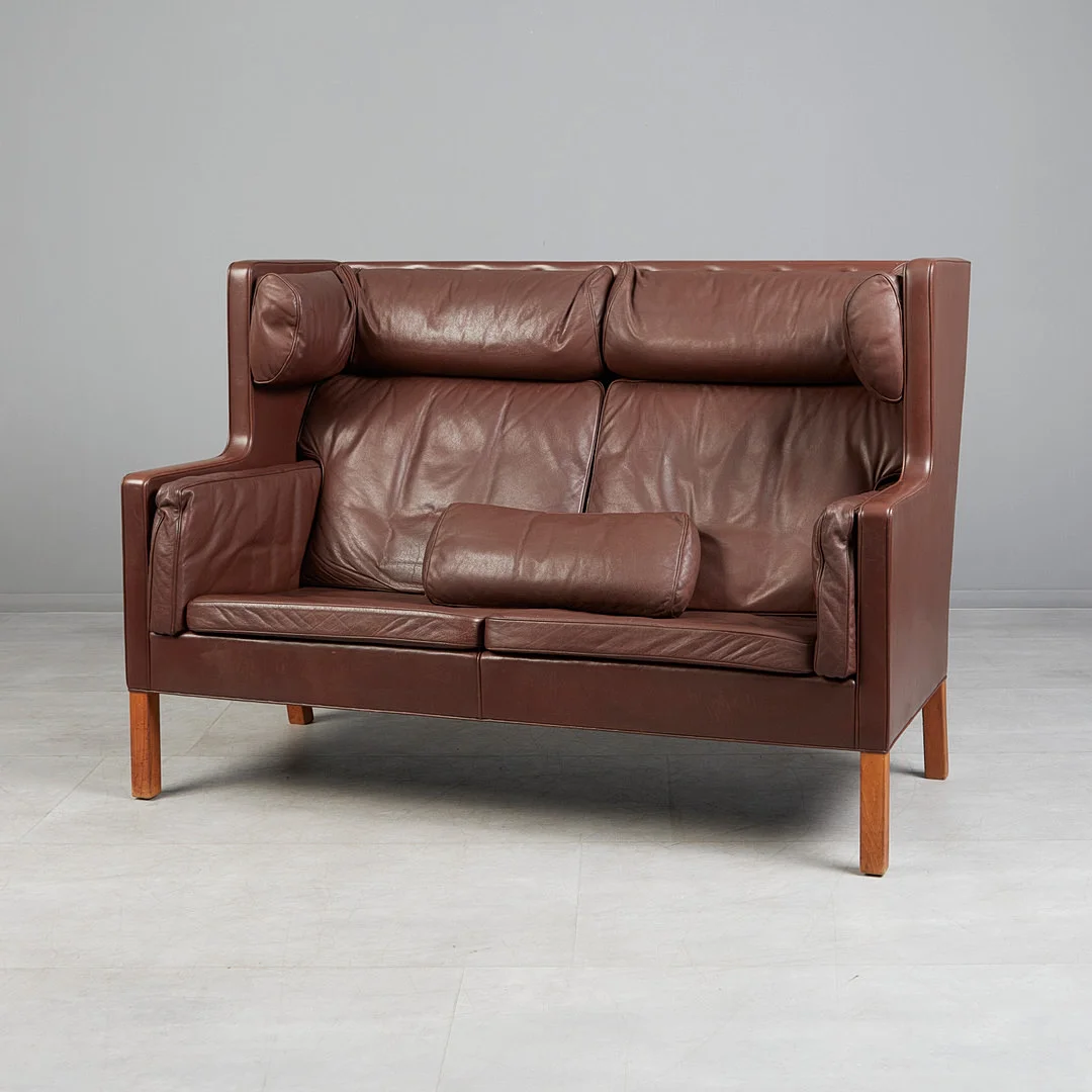 BORGE MOGESEN. Fredericia, Zweisitzer Sofa 'Coupé', Teak, Leder, Dänemark. — Sofas & Seatings — Stockholms Auktionsverk Köln
