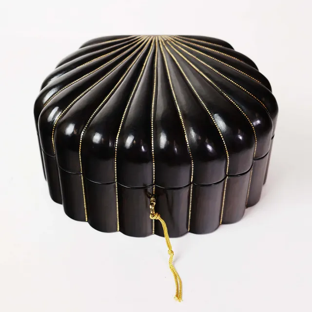 RALPH LAUREN. A SCALLOP SHELL DESIGN LEATHER JEWELLERY BOX.