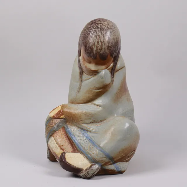 JUAN HUERTA. figurin i stengods, sittande eskimåflicka, Spanien.