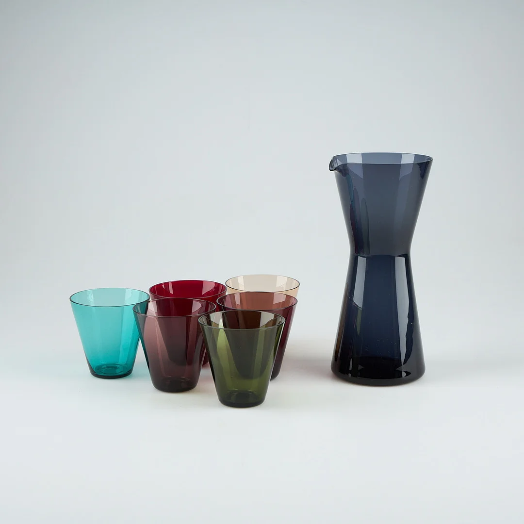 KAJ FRANCK. Tillbringare och sex dricksglas, "Kartio" karaff modell 1610, glas 2744, formgivna år 1953/54, Notsjö. — Utility glass — Stockholms Auktionsverk Helsinki