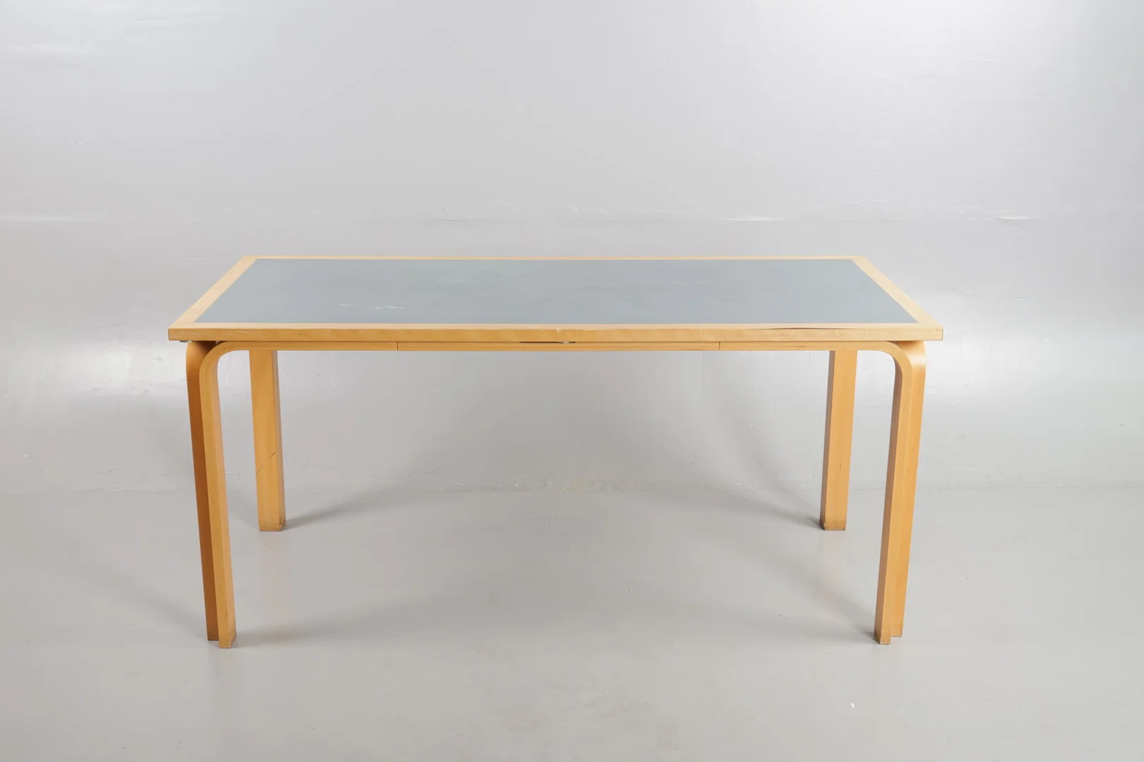 RUD THYGESEN & JOHNNY SØRENSEN. Spisebord / arbejdsbord af bøg, plade med ilagt linoleum, Magnus Olesen. — Dining tables — Woxholt Auktioner