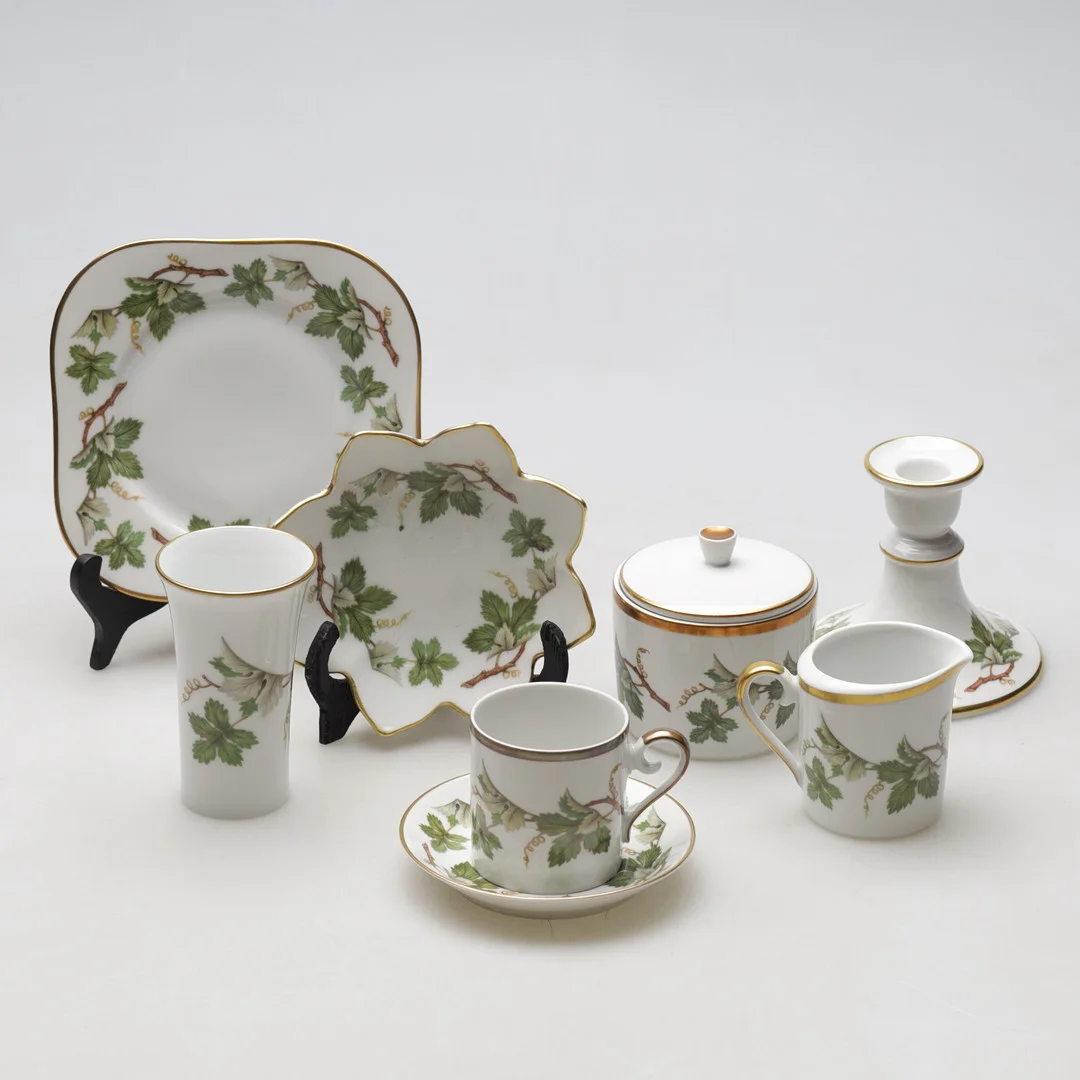 KAFFESERVIS, 61 delar, porslin, "Vinranka", Hackefors. — Tableware — Gomér & Andersson Nyköping