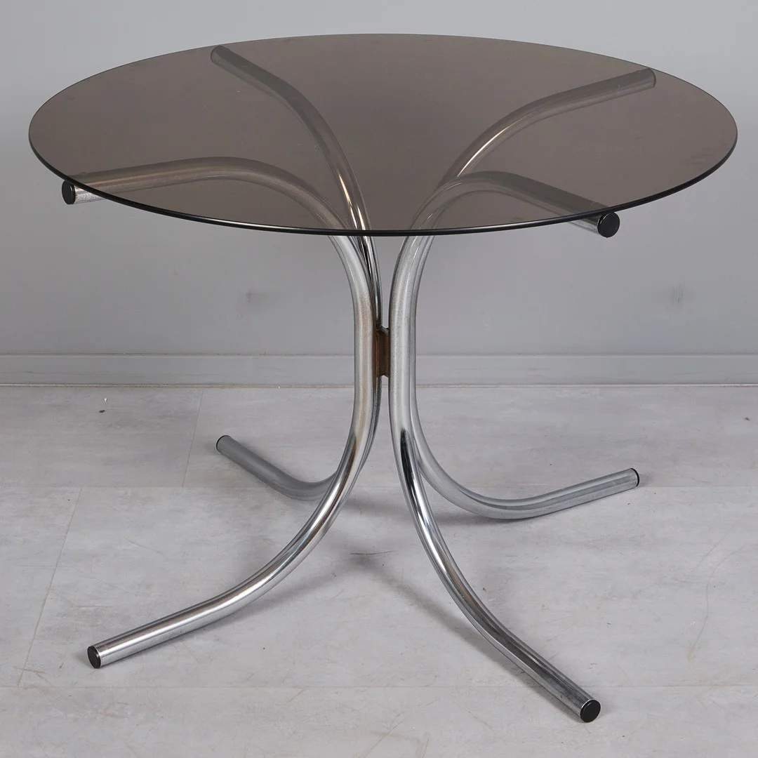 GIOTTO STOPPINO. ZUGESCHRIEBEN. Esstisch, Stahl, verchromt, Rauchglas, 1970er Jahre, Italien. — Tables — Stockholms Auktionsverk Köln