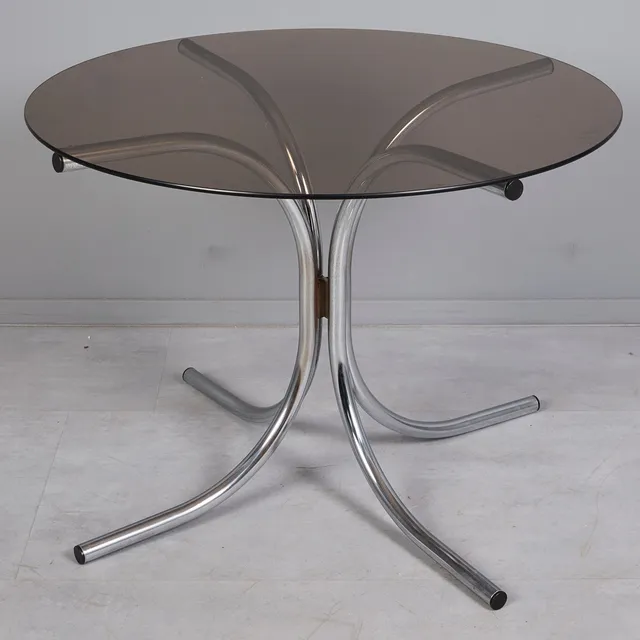GIOTTO STOPPINO. ZUGESCHRIEBEN. Esstisch, Stahl, verchromt, Rauchglas, 1970er Jahre, Italien.