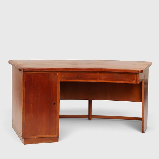 DANSK SNEDKERMESTER. Buet Art Deco skrivebord af teak, front med skab og skuffer og bagside med bogreol, ca. 1940'erne.