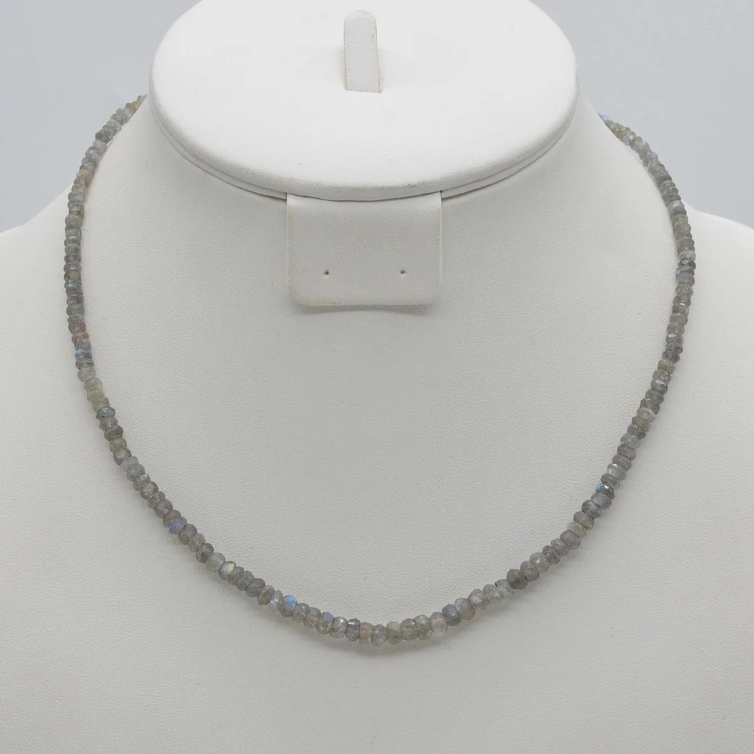 EDELSTEINCOLLIER MIT LABRADORIT, FACETTIERTE PERLEN, VERSCHLUSS AUS 375ER GOLD, CA. 44 CM. — Necklace — Kunst- und Auktionshaus Kleinhenz