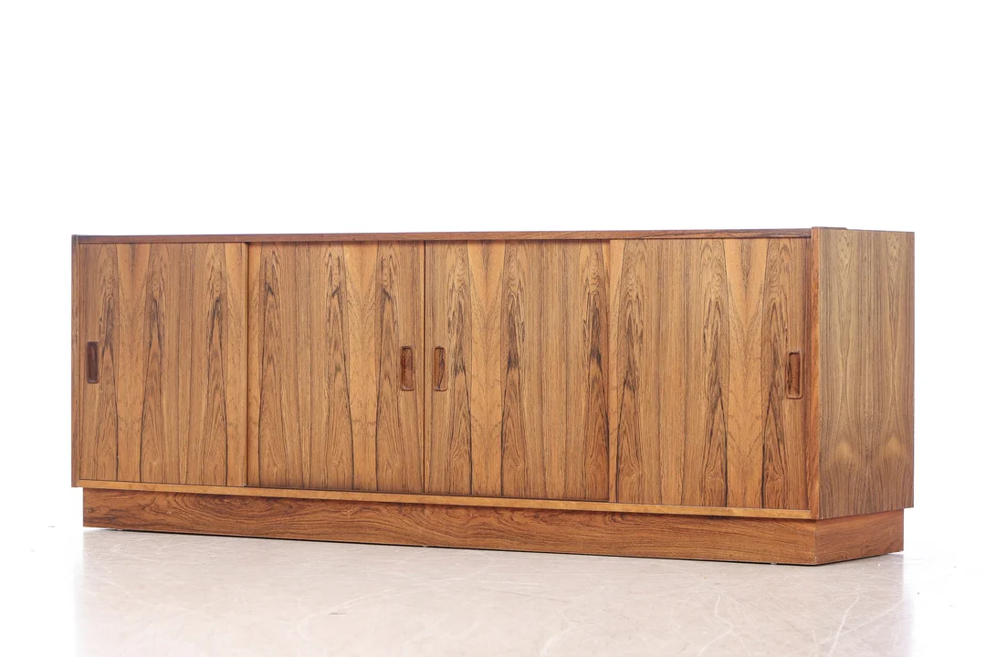 P. Vestergaard Furniture Factory. Sideboard made of rosewood. — Furniture/Cabinets, chests of drawers — Lauritz