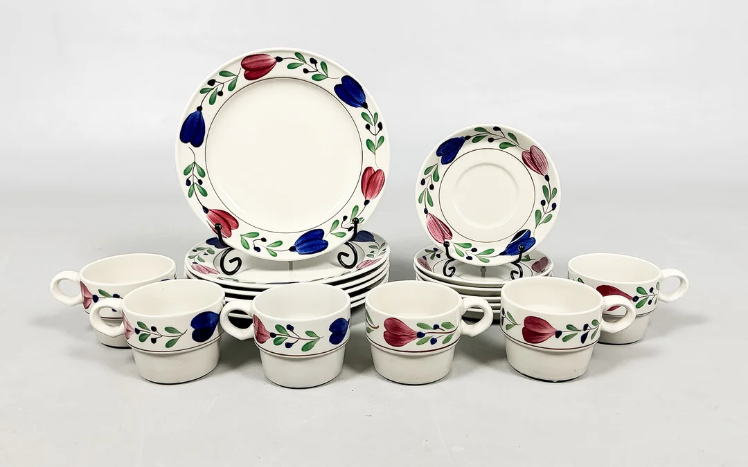 STIG LINDBERG. SERVISDELAR, 18 delar, "Allmoge", Gustavsberg. — Tableware — Auktionshuset STO Bohuslän