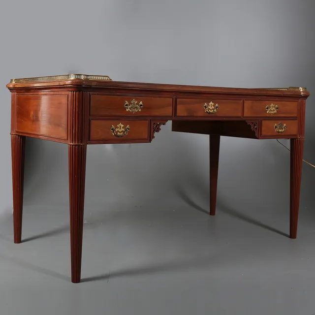 Louis XVI style "bureau plat" table in mahogany, early decades of the 20th Century.