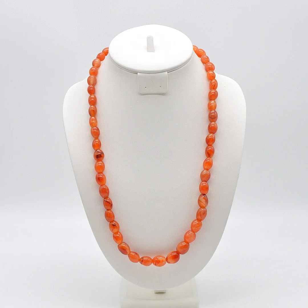EDELSTEINCOLLIER AUS KARNEOL, OLIVENFÖRMIG HANDGESCHLIFFEN, MIT VERGOLDETEM SCHRAUBVERSCHLUSS, CA. 66CM. — Necklace — Kunst- und Auktionshaus Kleinhenz
