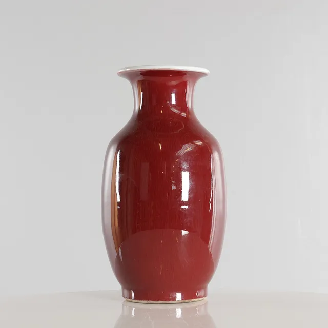 Kinesisk vase af porcelæn, dekoreret med okseblodsglasur med harepelsteknik. Kina, 20. årh.