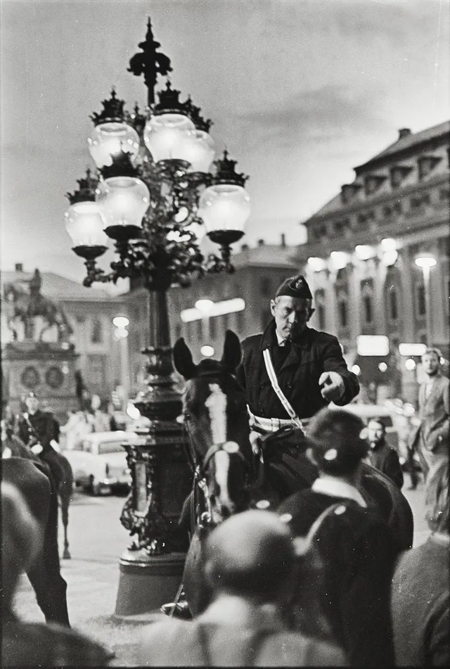 ROLF WERTHEIMER (Sverige, 1930-2025), "Studentrevolten 1968, vid Operan", Stockholm, signerad samt copyright stämpel atergo, gelatinsilverfotografi.