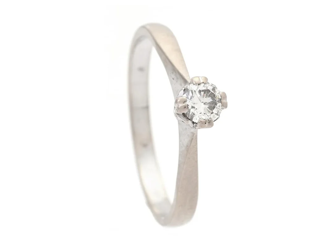 ENSTENSRING, 18K vitguld, briljantslipad diamant 0,23 ct enligt gravyr, ca W/VS, stl 17,5 mm, vikt 2,5 g. — Smycken/Enstensring — Kaplans