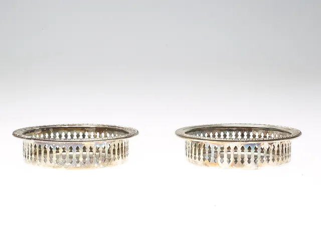 FLASKCOASTER, ett par, nysilver, 1900-tal.