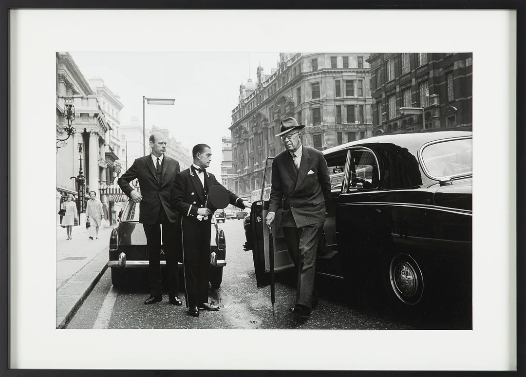 ROLF ADLERCREUTZ (SVERIGE, FÖDD 1945). Kung Gustav Adolf i London 1967, fotografi, pigmentbläck på bomullspapper, à tergo signerad, numrerad nr 3/20. — Photography — Stockholms Auktionsverk Sickla