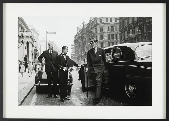 ROLF ADLERCREUTZ (SVERIGE, FÖDD 1945). Kung Gustav Adolf i London 1967, fotografi, pigmentbläck på bomullspapper, à tergo signerad, numrerad nr 3/20.