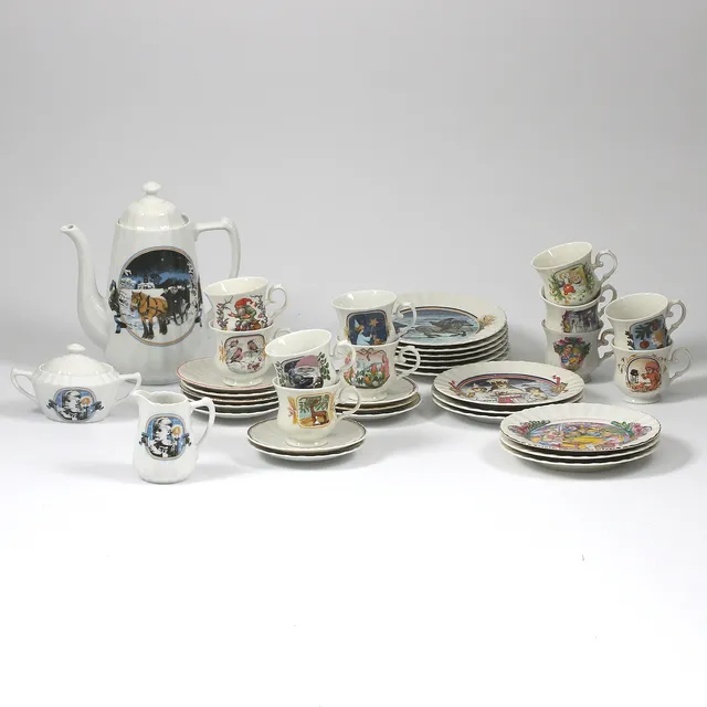 KAFFESERVIS, 36 delar, porslin, "Jul" 1976 - 1986 Fyrklövern.