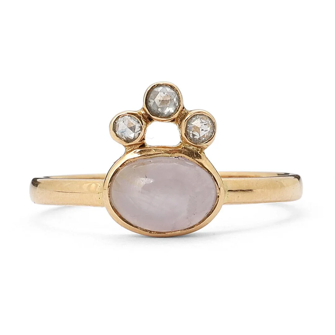 A sapphire and diamond ring set with a cabochon star sapphire and three rose-cut diamonds. Weight app. 2 g. Size 52. — Jewellery/Rings — Bruun Rasmussen