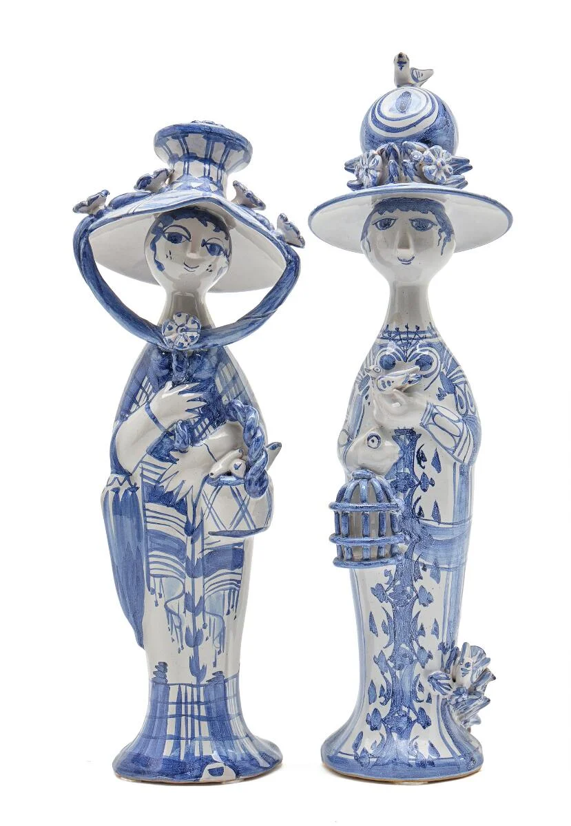 Bjørn Wiinblad: “Efteraar” og “Forår”. To årstidsfigurer af lertøj, dekoreret med blåglaseret dekor på lysegrå base. (2) — Modern Decorative Art — Bruun Rasmussen