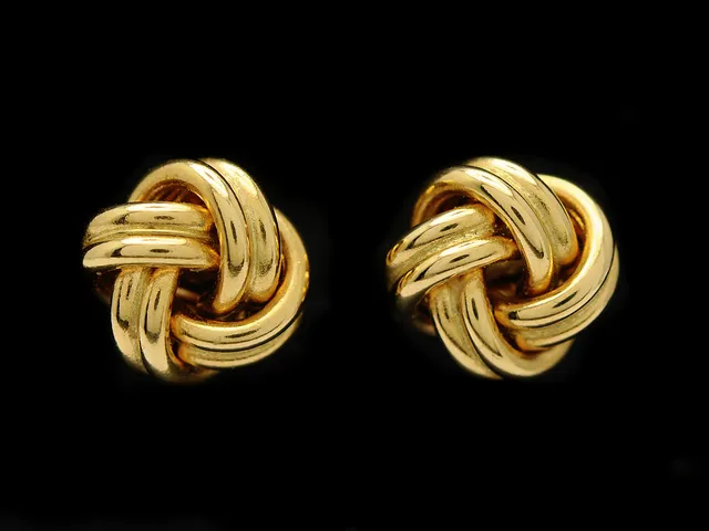 ÖRHÄNGEN, 18K guld, knutar, stift, vikt 3,4 g.