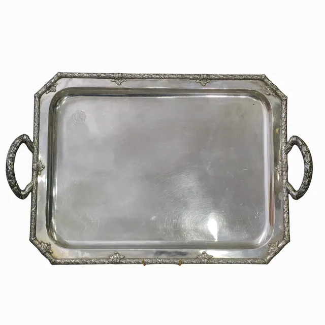 MASRIERA Y CARRERAS. Bandeja rectagular con doble asa en plata punzonada. Diseño perimetral decorado con guirnalda de laurel y anagrama "JG".