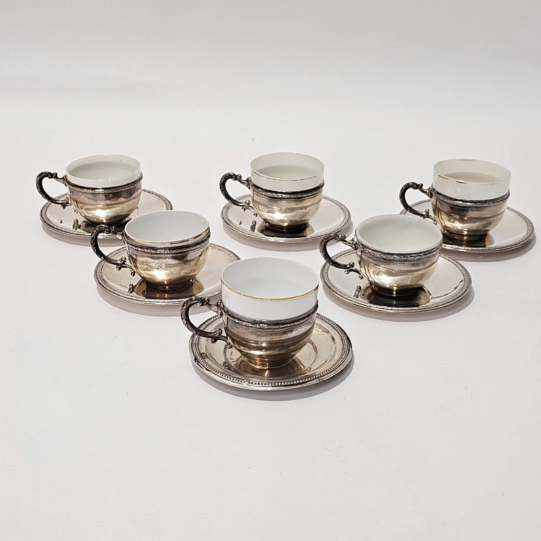 COLECCIÓN DE SEIS TAZAS Y SEIS PLATOS EN PLATA Y OPALINA. — Silver — Barcelona Auctions