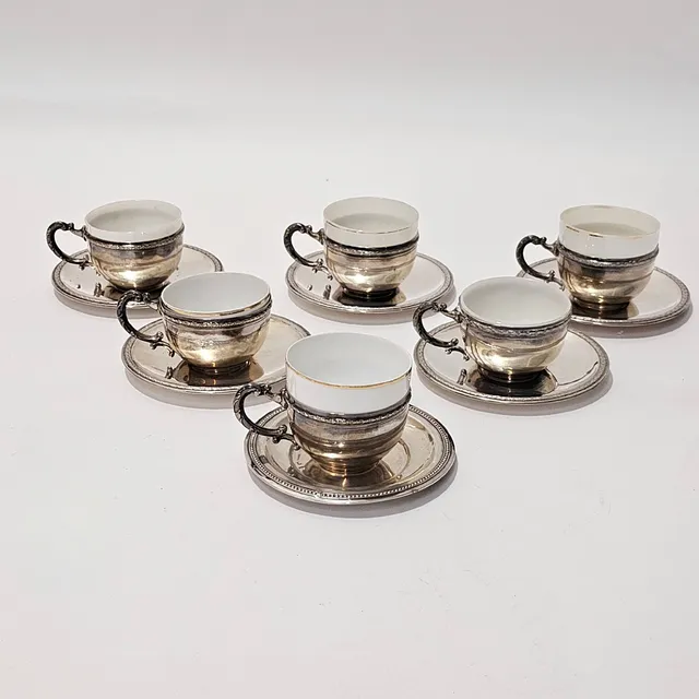 COLECCIÓN DE SEIS TAZAS Y SEIS PLATOS EN PLATA Y OPALINA.