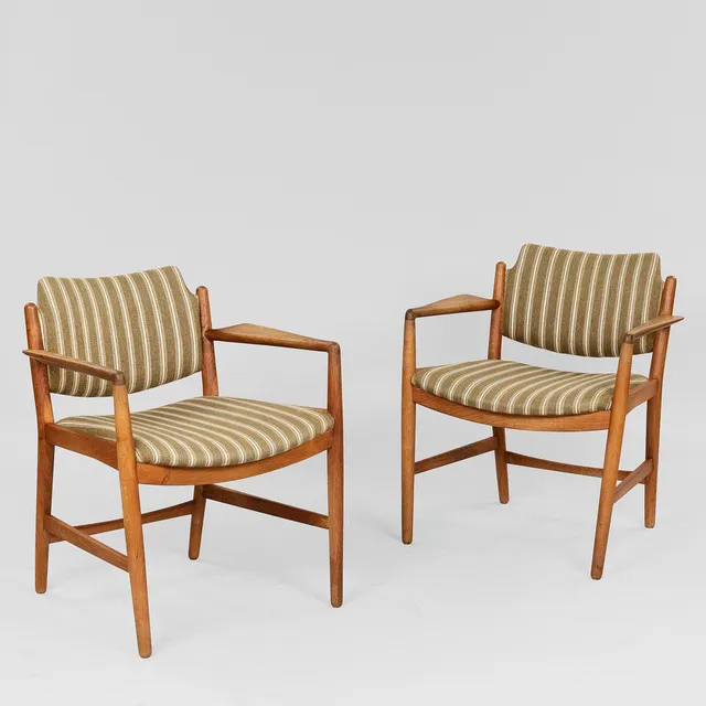 Dansk Snedkermester. Et par armstole med stel af egetræ, sæde og ryg betrukket med stribet uldstof, Danmark, ca. 1960'erne, (2).