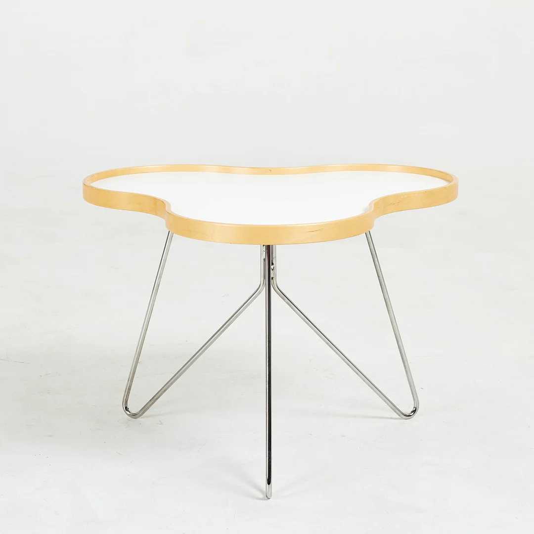 CHRISTINE SCHWARZER. soffbord, "Flower", vit laminatskiva, benställning i metall, Swedese, undertill etikettmärkt. — Tables — Stockholms Auktionsverk Sickla