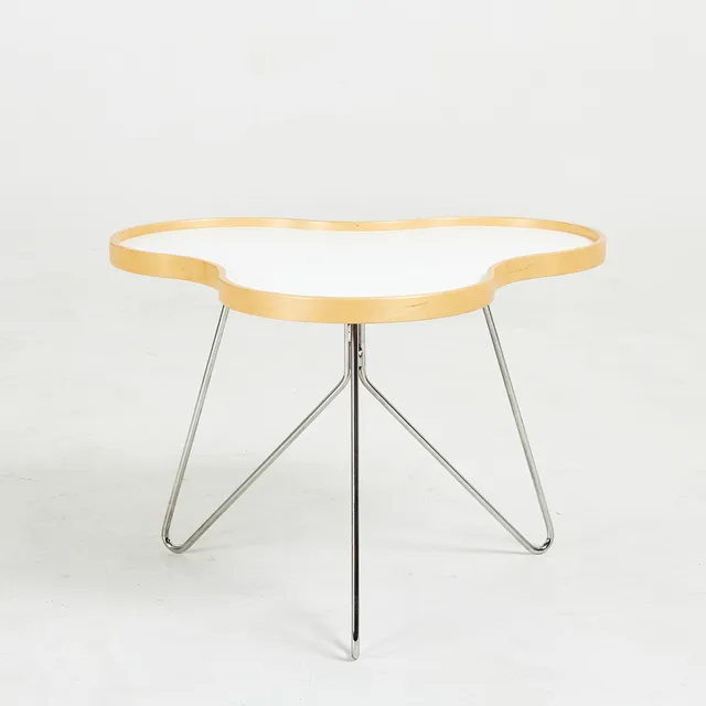 CHRISTINE SCHWARZER. soffbord, "Flower", vit laminatskiva, benställning i metall, Swedese, undertill etikettmärkt.