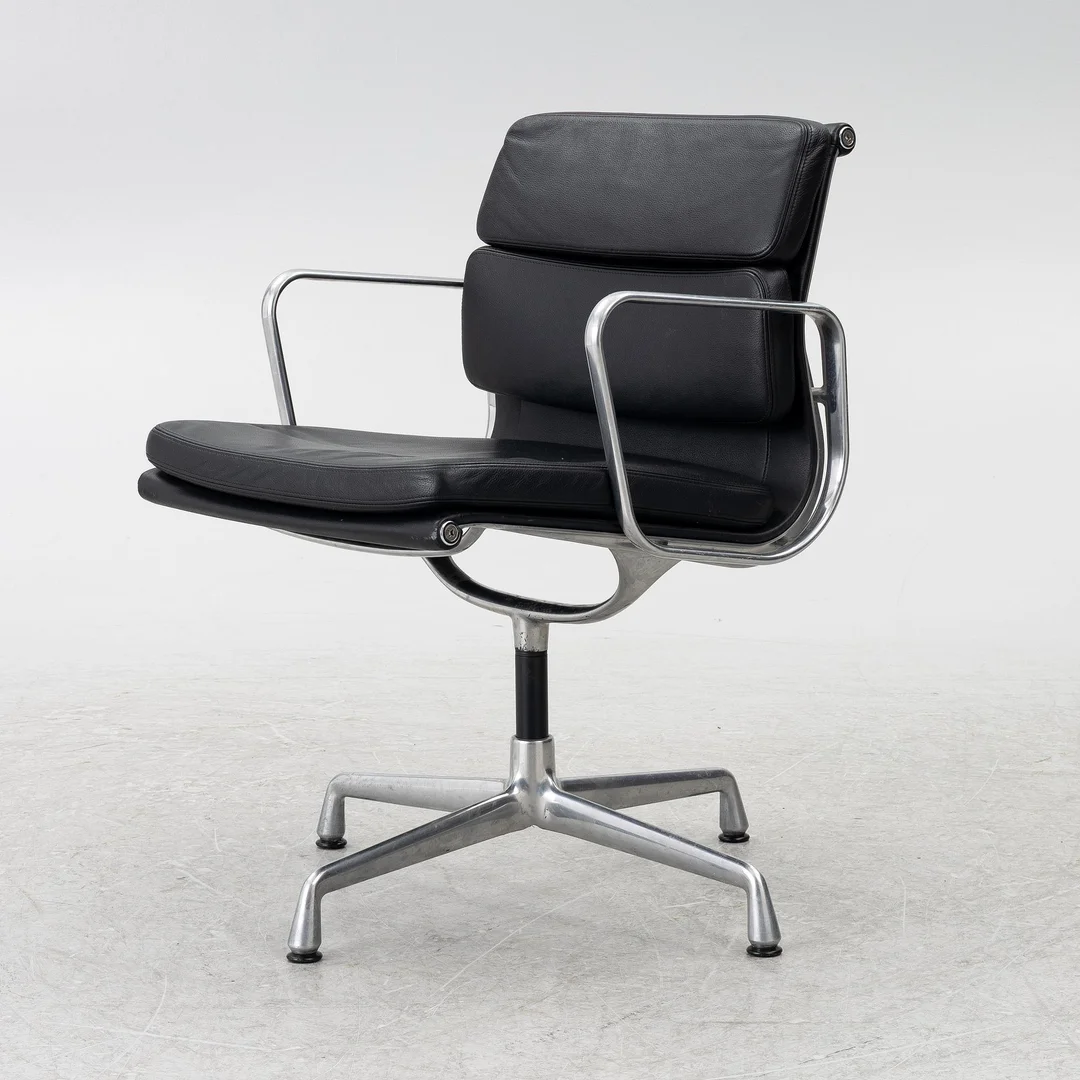 Charles & Ray Eames, Kontorsstol, "EA208 Soft Pad Chair", Vitra. — Design/Möbler — Bukowskis