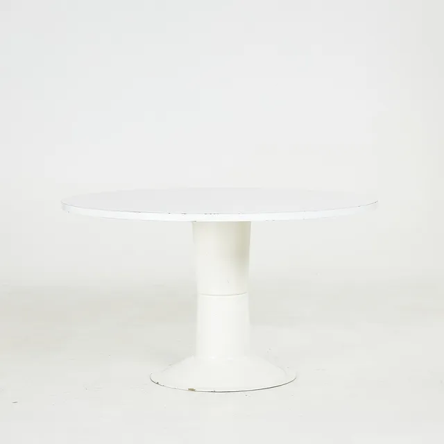YRJÖ KUKKAPURO (1933–2025). Matbord, Finland, 1960/70-tal, vitlackerad träskiva samt fot i vitlackerad metall, etikettmärkt.