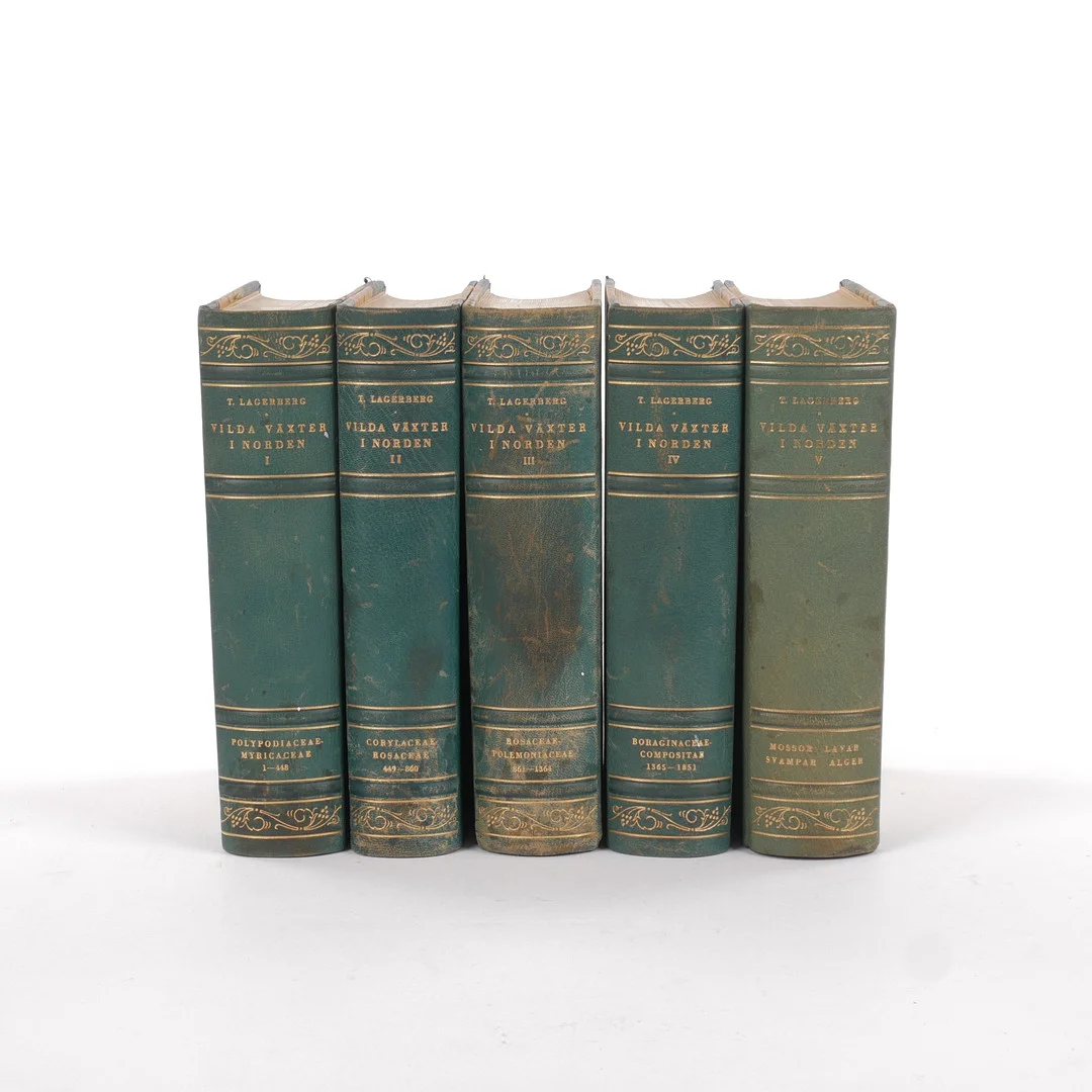 VILDA VÄXTER I NORDEN, 5 volymer, halvfranskt med guldsnitt, 1940-tal. — Books — Auktionsfirma Kenneth Svensson i Kalmar