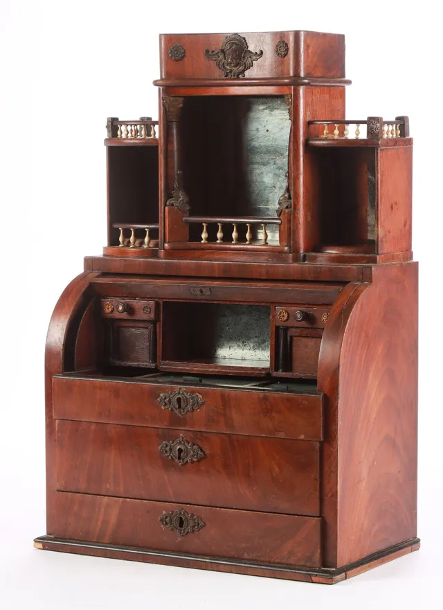 Late Empire miniature chatol of mahogany, 19th century.