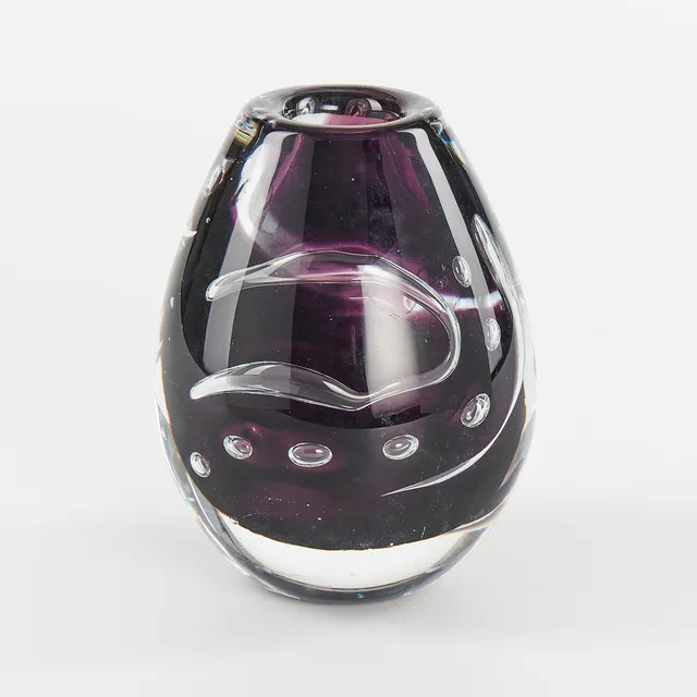VAS, Vas Vitreum, Vadstena 2000-tal, klarglas med underfång i violett och inneslutna luftbubblor.