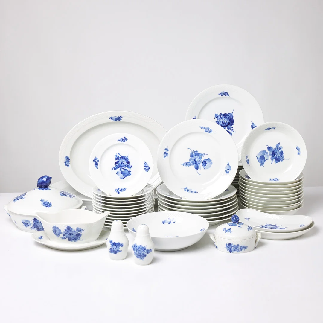 ROYAL COPENHAGEN, Matservis, 53 dlr, "Blå Blomst", porslin, Danmark. — European — Stockholms Auktionsverk Sickla