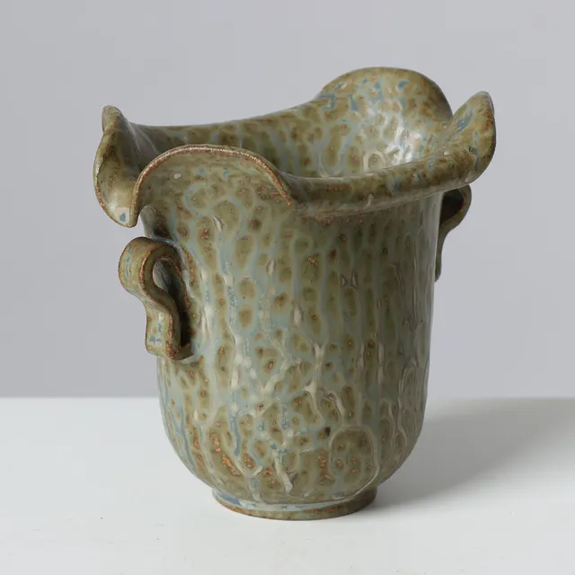 ARNE BANG (1901-83), vase af grønglaseret stentøj med kurvet kant og hanke, model 76, Danmark, 1940/50'erne.