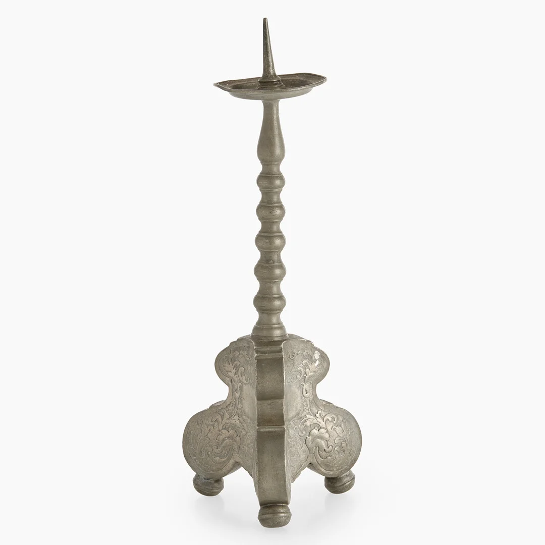 ALTARLJUSSTAKE, tenn, barock, stämplad för Carl August Seybold, Grossenhain, Tyskland, 1700-talets mitt. — Candlesticks — Crafoord Auktioner Stockholm