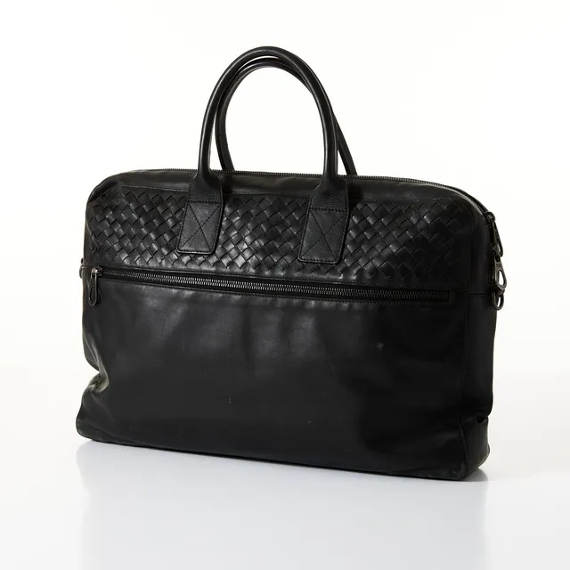 BOTTEGA VENETA, top handle bag, svart blankt skinn delvis med klassiskt flätat mönster s.k. intrecciato, 2 utanpåliggande fack med dragkedjor, invändigt med 4 fack i olika storlekar, invändigt märkt.