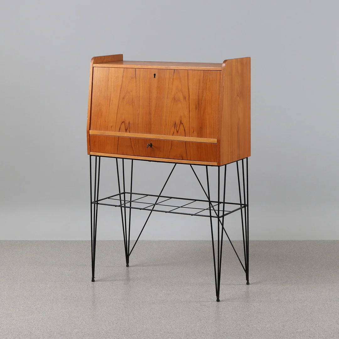 IKEA, SKRIVSEKRETÄR. Teak med benställning i gummerad metall av stringmodell. "Bang". 1960-tal. — Cupboards, Cabinets & Shelves — Skånes Auktionsverk