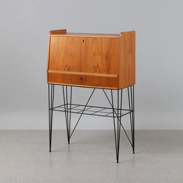 IKEA, SKRIVSEKRETÄR. Teak med benställning i gummerad metall av stringmodell. "Bang". 1960-tal.