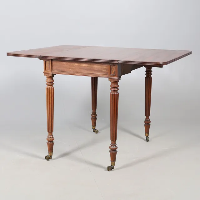 A REGENCY MAHOGANY PEMBROKE TABLE, ATTRIBUTED TO GILLOWS.