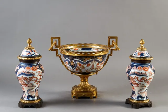 Napoleon III. Imari centrepiece and two decorative vases with fire-gilt bronze (3)