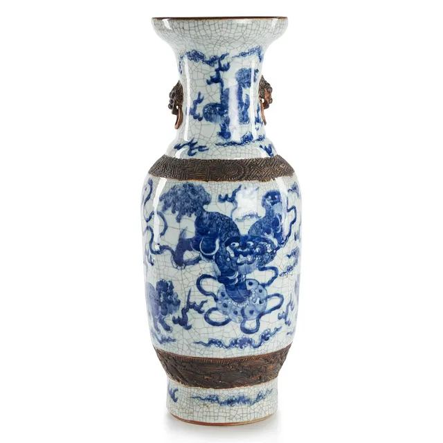 A LARGE CHINESE UNDERGLAZE BLUE AND WHITE PORCELAIN CRACKLE-GROUND 'FOO DOG' VASE.