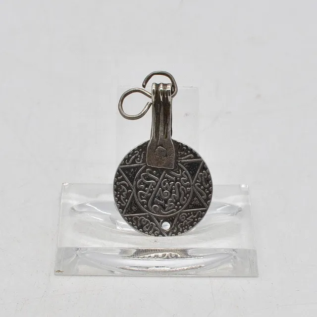 ANTIKES SILBERNES COLLIERANHÄNGER, KALLIGRAFIE 1321, DUNKLER PATINA, MAROKKO, UM 1900ER.